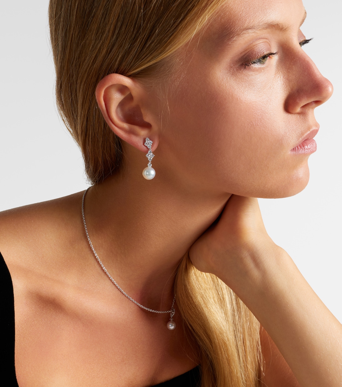 18kt white gold drop earrings with pearls and diamonds | Mikimoto