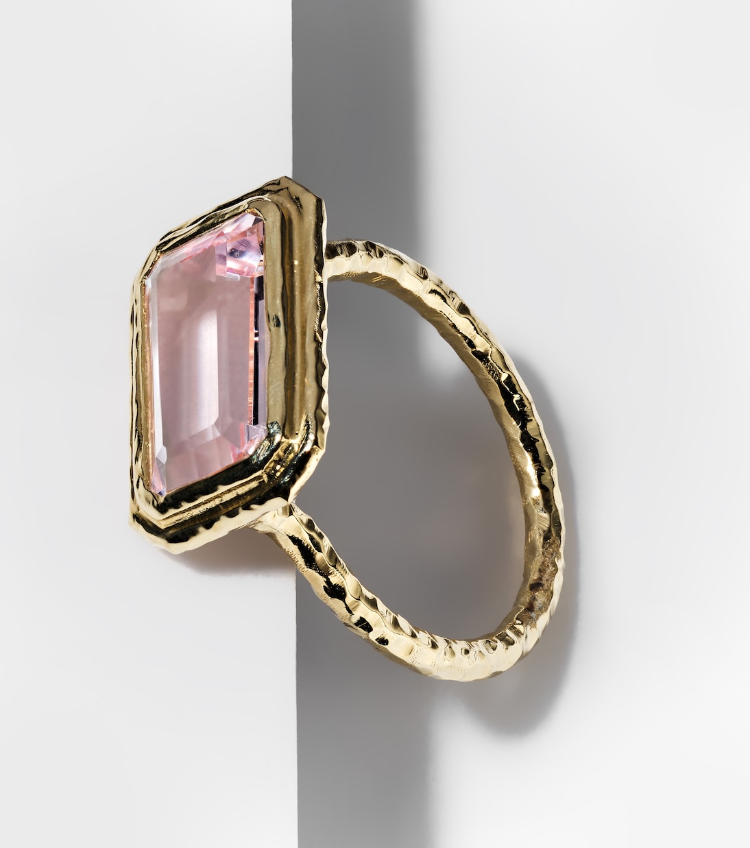 Anello in oro 18kt con morganite di Octavia Elizabeth, design moderno per giovani, spiaggia di Elbow