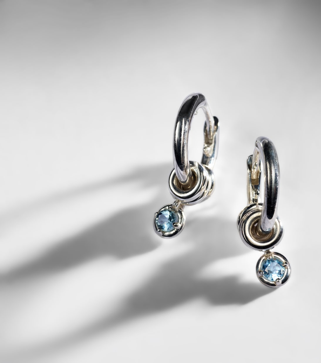 Orecchini Zahra Micro in argento sterling con zaffiro | Spinelli Kilcollin