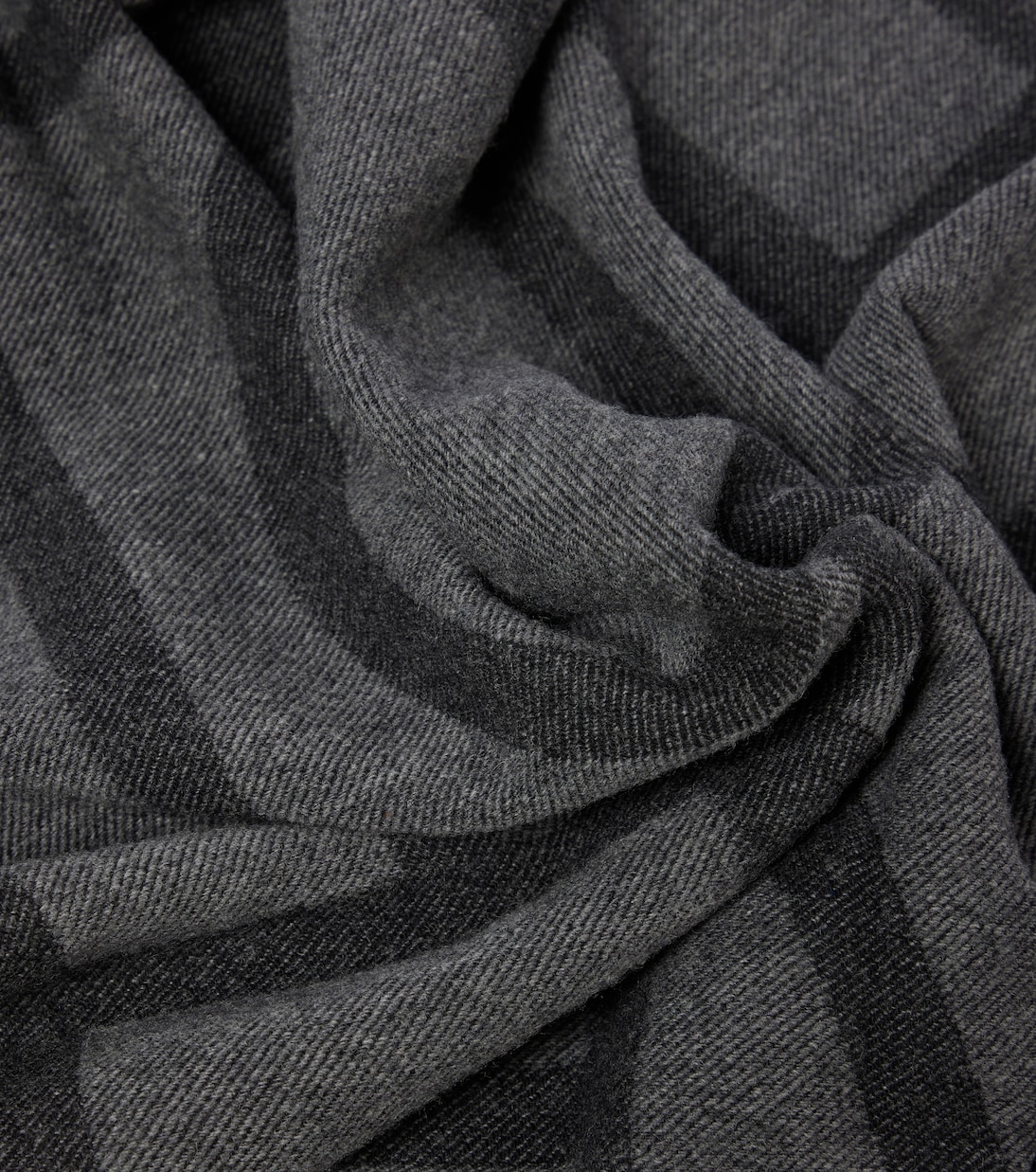 Sciarpa in lana e cashmere con monogramma TOTEME per uno stile giovane e raffinato
