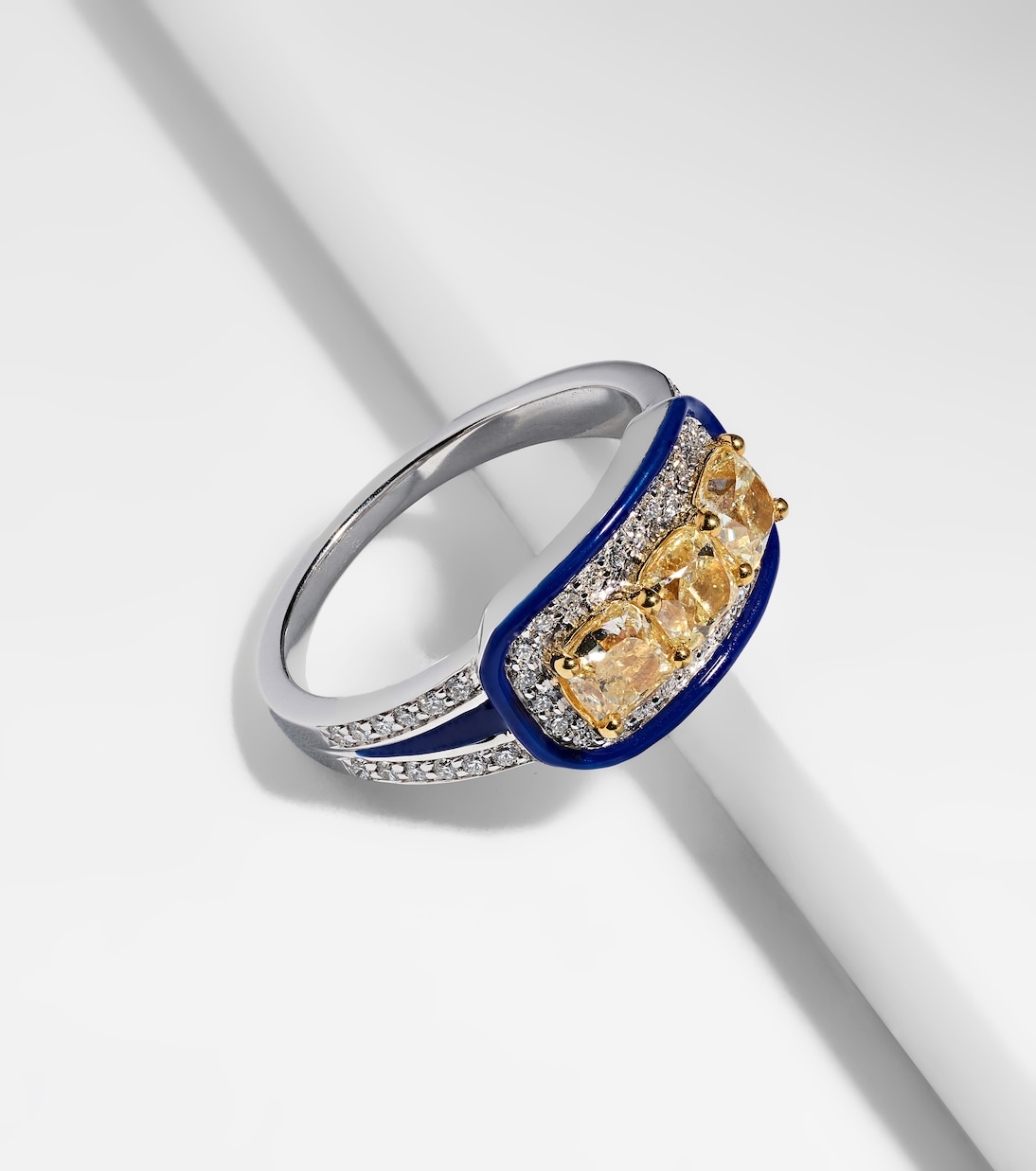Anello mignolo in oro bianco 18kt KAMYEN Trio con cuscino e diamanti, design giovanile