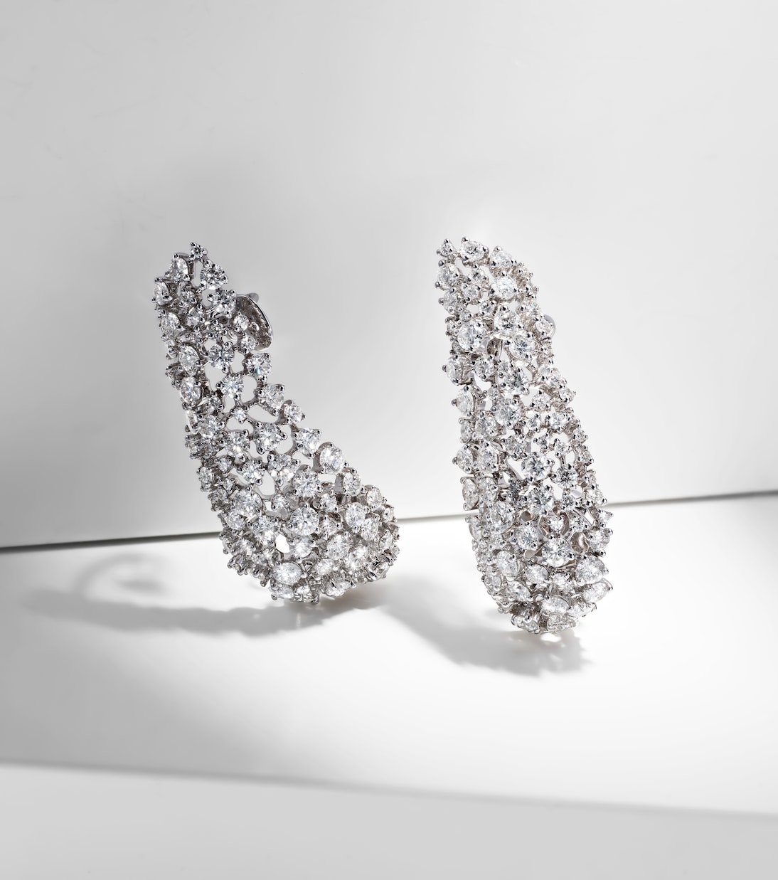 Orecchini Scatter in oro bianco 18kt con diamanti | Ananya