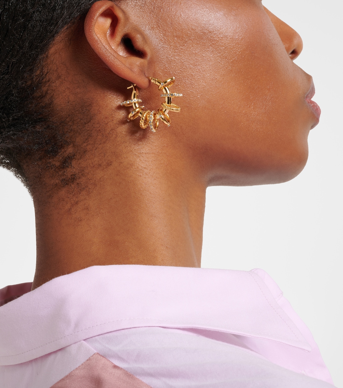 Orecchini AMINA MUADDI con anelli multipli e dettagli decorativi per un look giovane e trendy