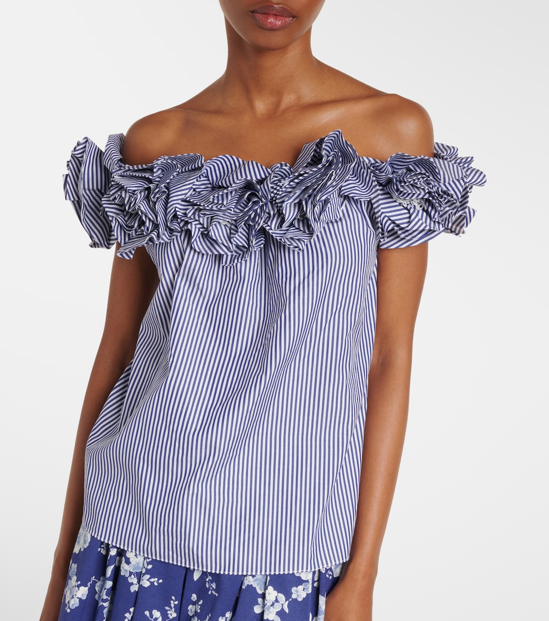 Top in cotone a righe con applicazioni floreali | Carolina Herrera