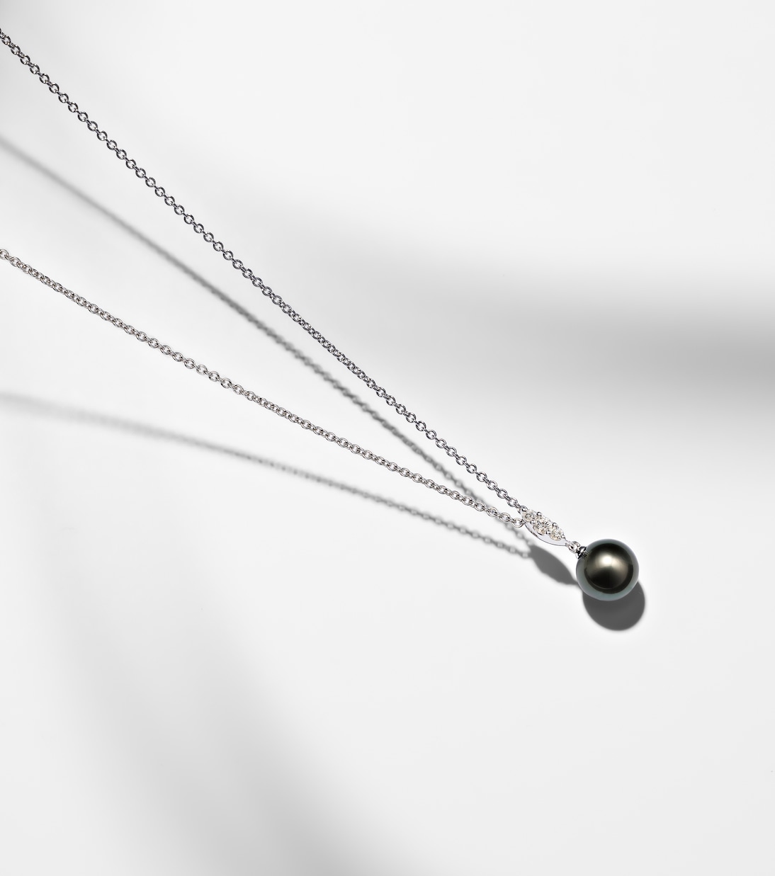 18kt gold necklace with pearl and diamonds | Mikimoto