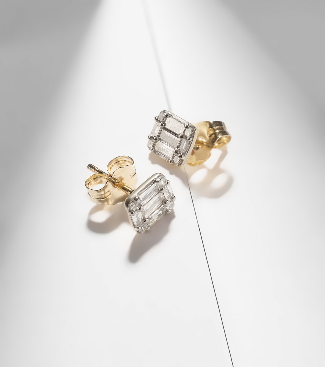 Boucles d'oreilles Shield of Strength en or 10 cte et diamants | Stone and Strand
