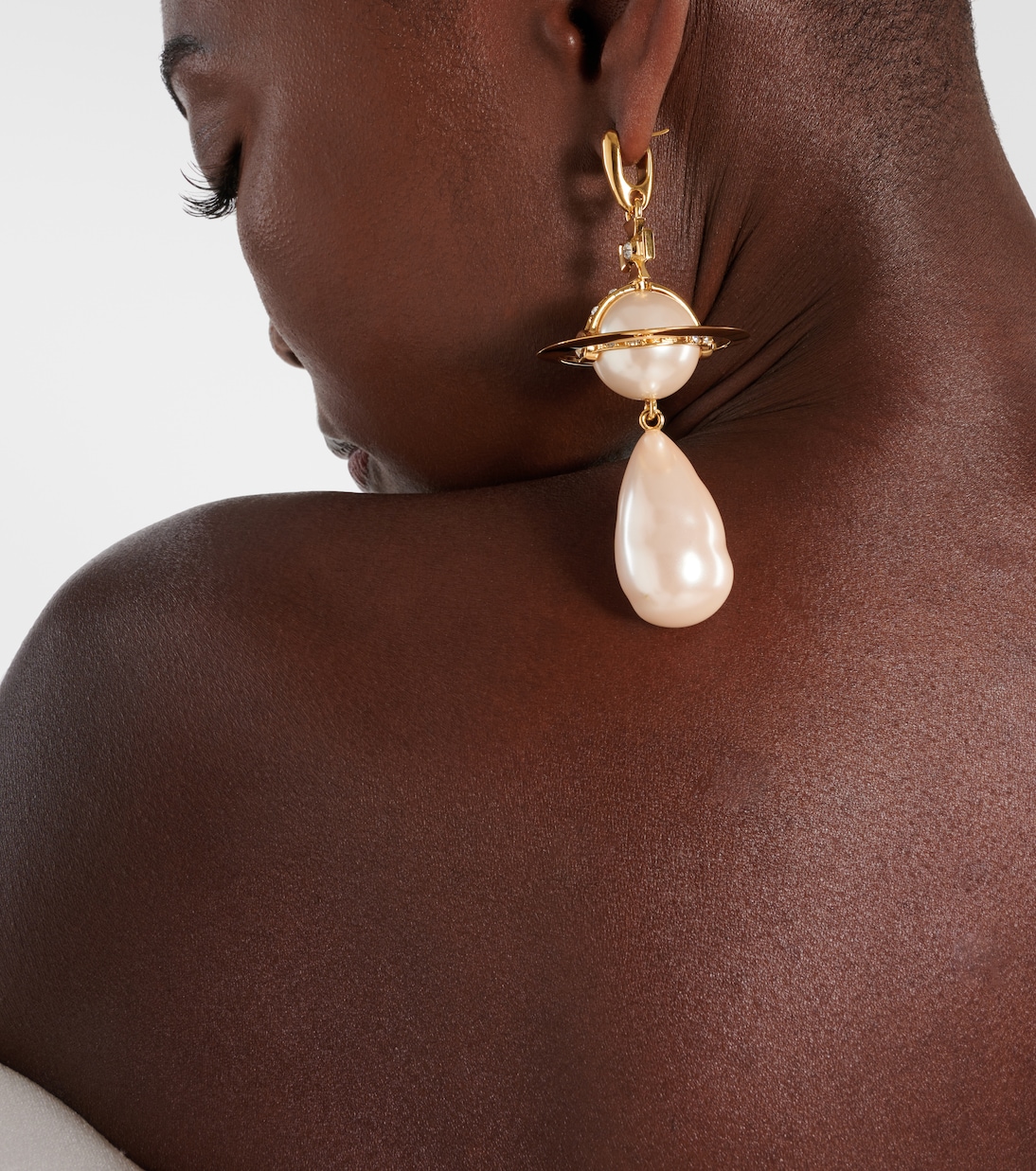 Orecchini con Perla Gigante di Vivienne Westwood: Stile Giovane e Audace