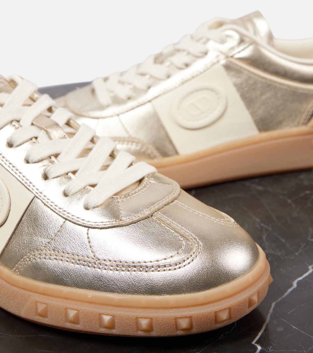 Baskets Upvillage en cuir métallisé | Valentino Garavani