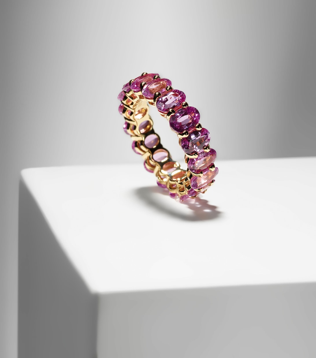 Anello eternità in oro 18kt con zaffiri, gioiello moderno per giovani