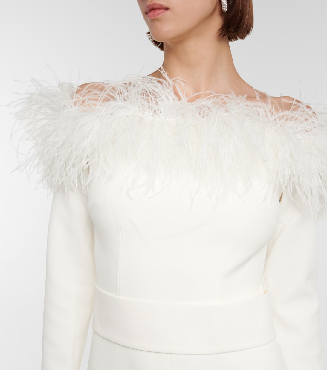 Mono adornado con plumas | Safiyaa