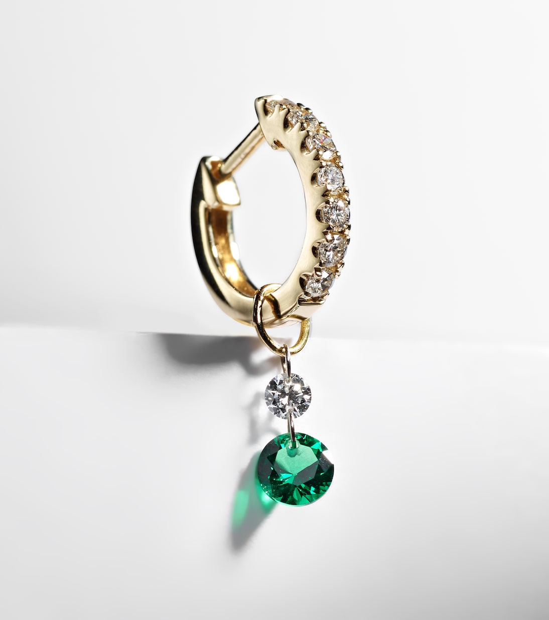 Orecchino singolo in oro bianco 14kt con smeraldi e diamanti | Roxanne First