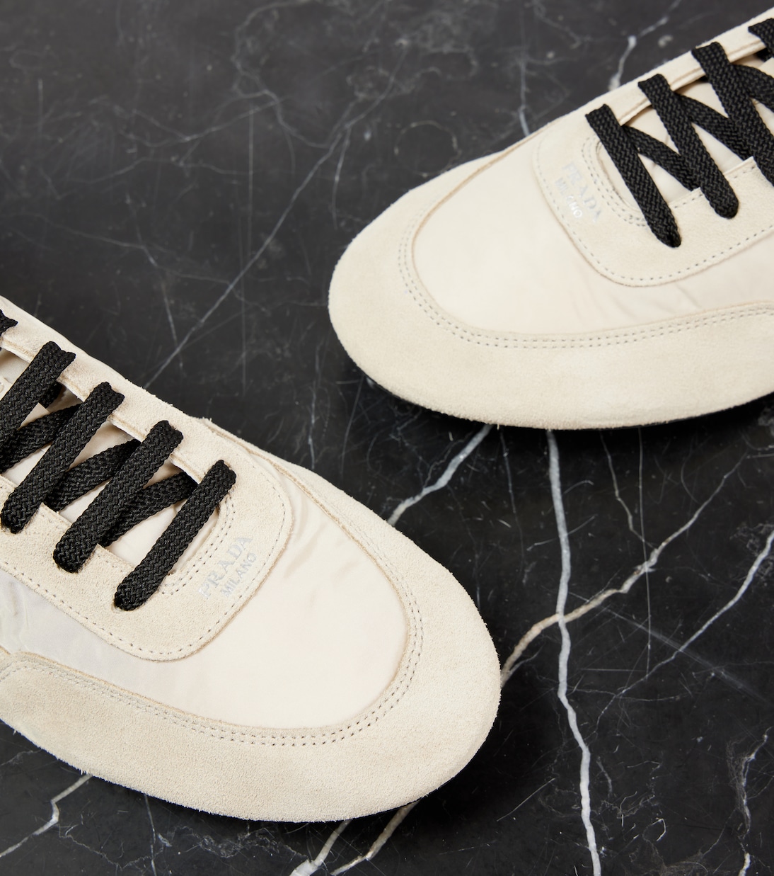 Scarpe sportive PRADA Re-Nylon con dettagli in camoscio per giovani alla moda