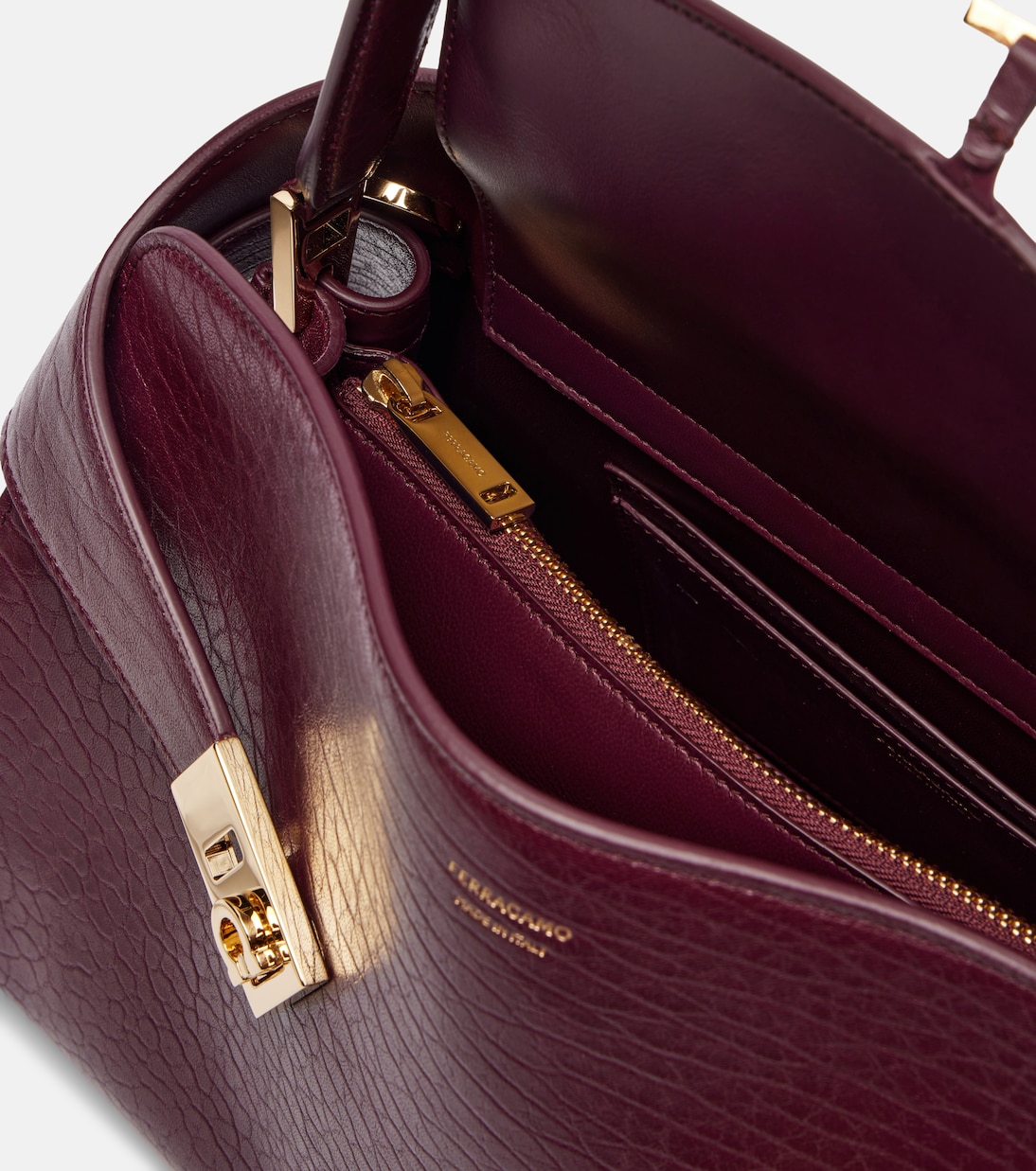 Hug Medium leather shoulder bag | Ferragamo