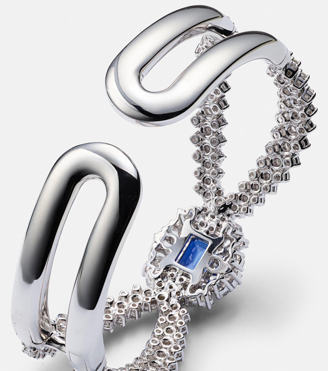 Bracciale Reign Supreme in oro bianco 18kt con diamanti e zaffiro | Yeprem