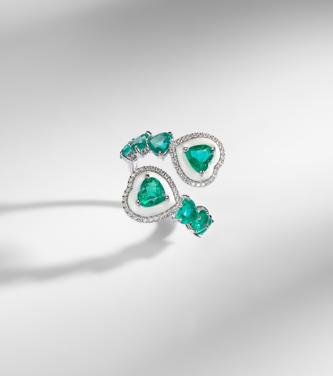 Heart 18kt white gold and enamel ring with emeralds and diamonds | Kamyen