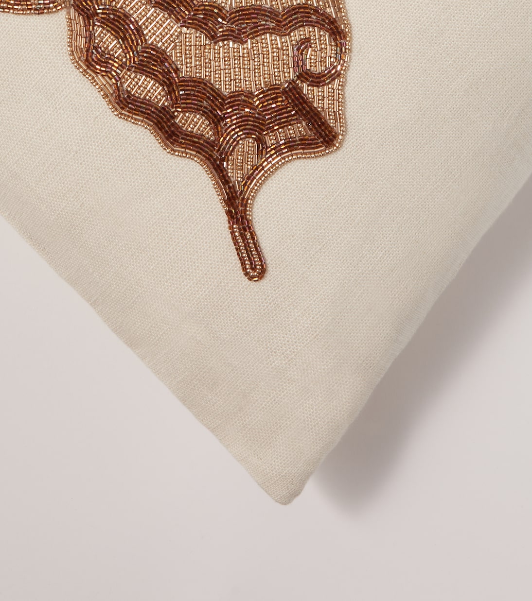 Coussin Muse en lin à perles | Jonathan Adler
