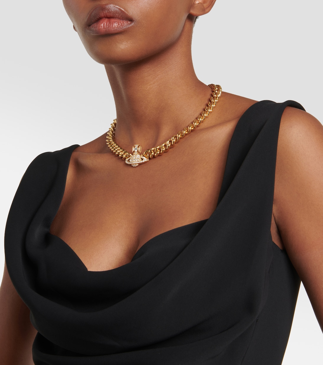 Collana a catena con ornamento a sfera firmata VIVIENNE WESTWOOD per stili giovani e audaci