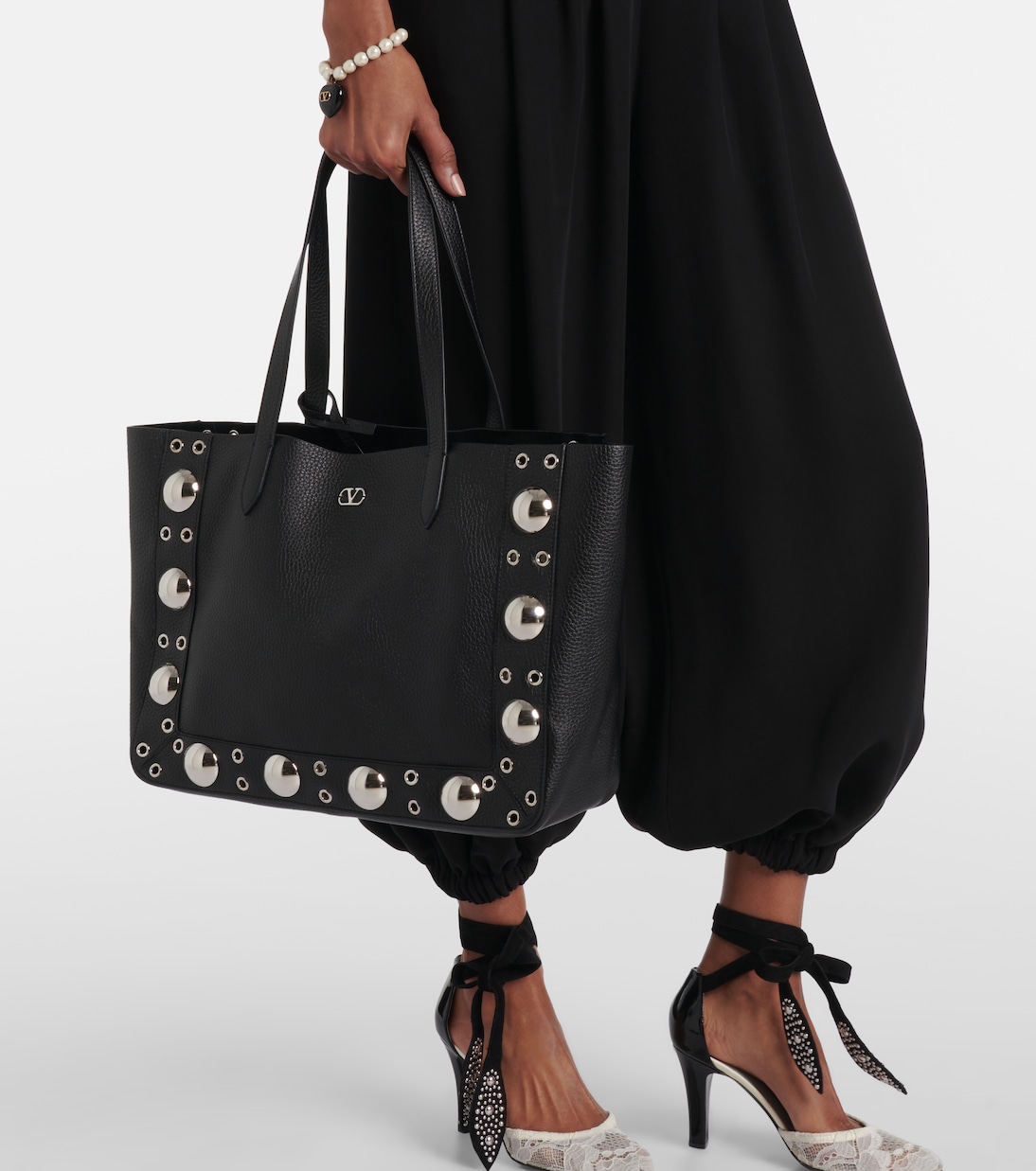 Cabas Nellcôte Medium en cuir à clous | Valentino Garavani