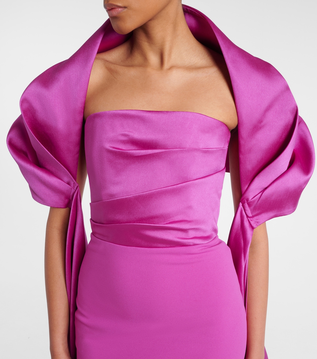 Vestido de fiesta Vera en satén con capa | Solace London