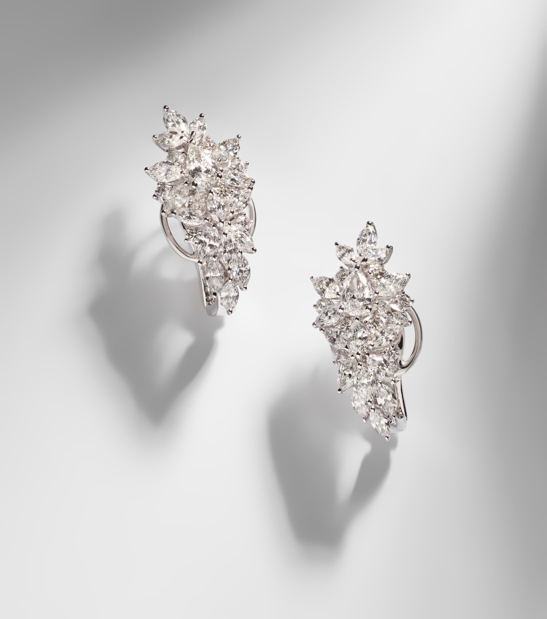 Orecchini in oro bianco 18kt YEPREM con diamanti, design moderno per giovani