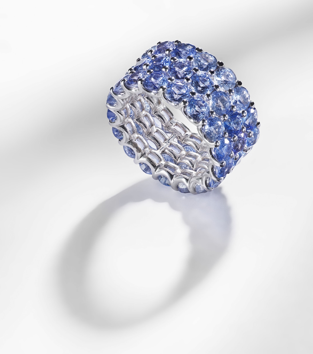 Anello Ocean Breeze in oro bianco 18kt con zaffiri, gioiello esclusivo per giovani trendsetter