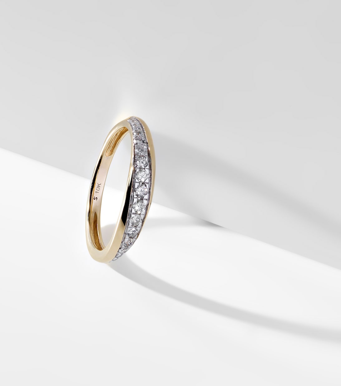 Bague en or jaune 10 ct et diamants | Stone and Strand