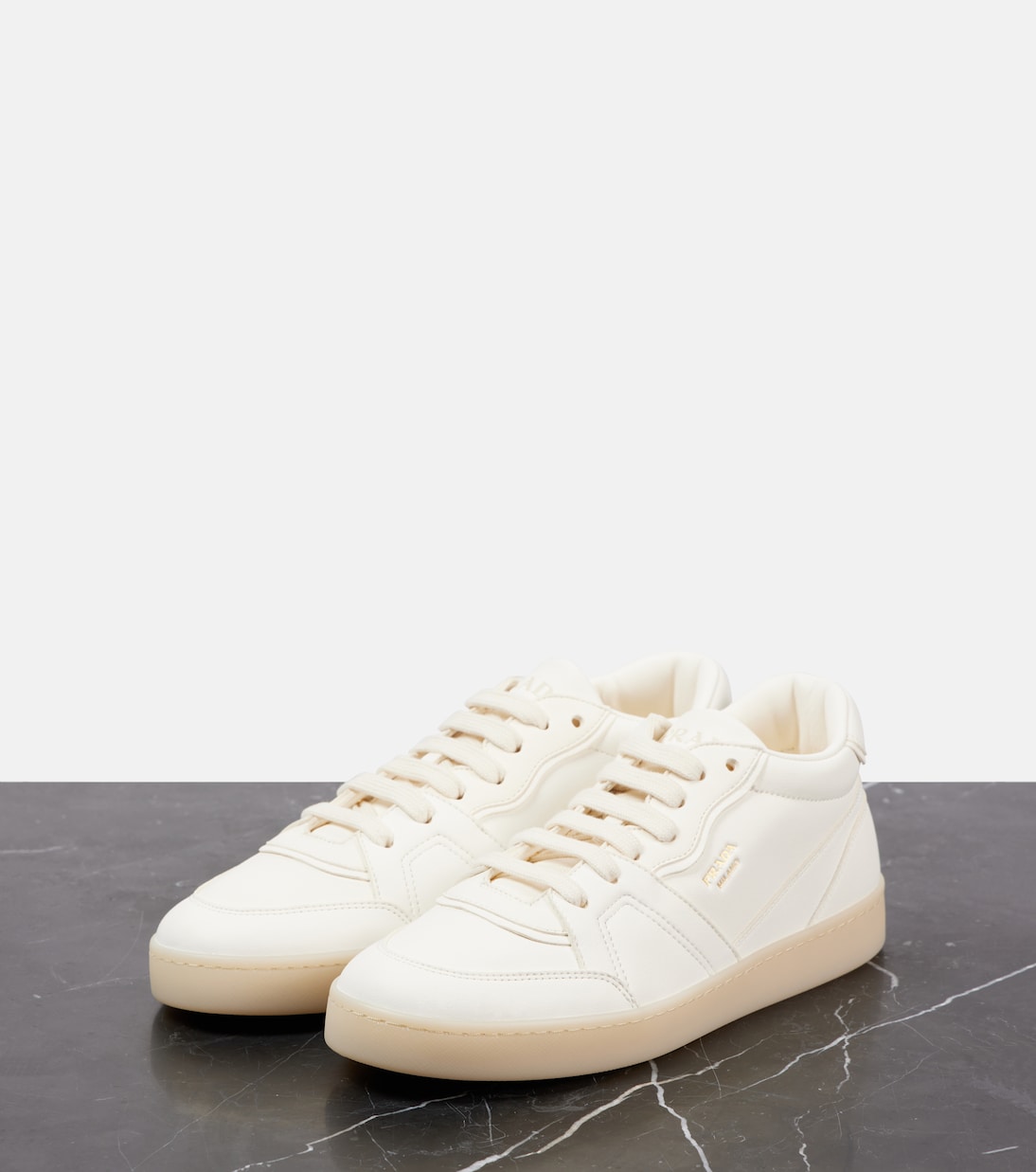Scarpe da ginnastica in pelle con logo PRADA, stile giovane e moderno