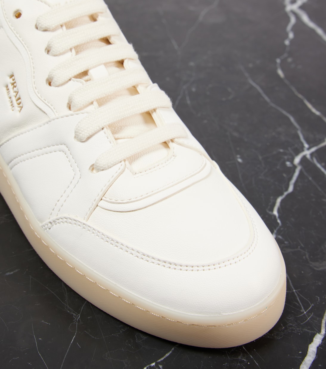 Scarpe da ginnastica in pelle con logo PRADA, stile giovane e moderno