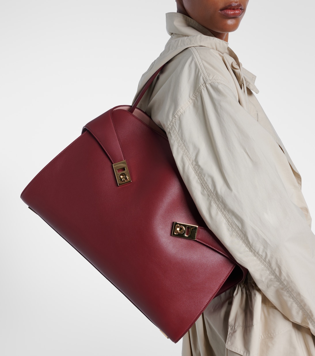 Hug Large leather shoulder bag | Ferragamo