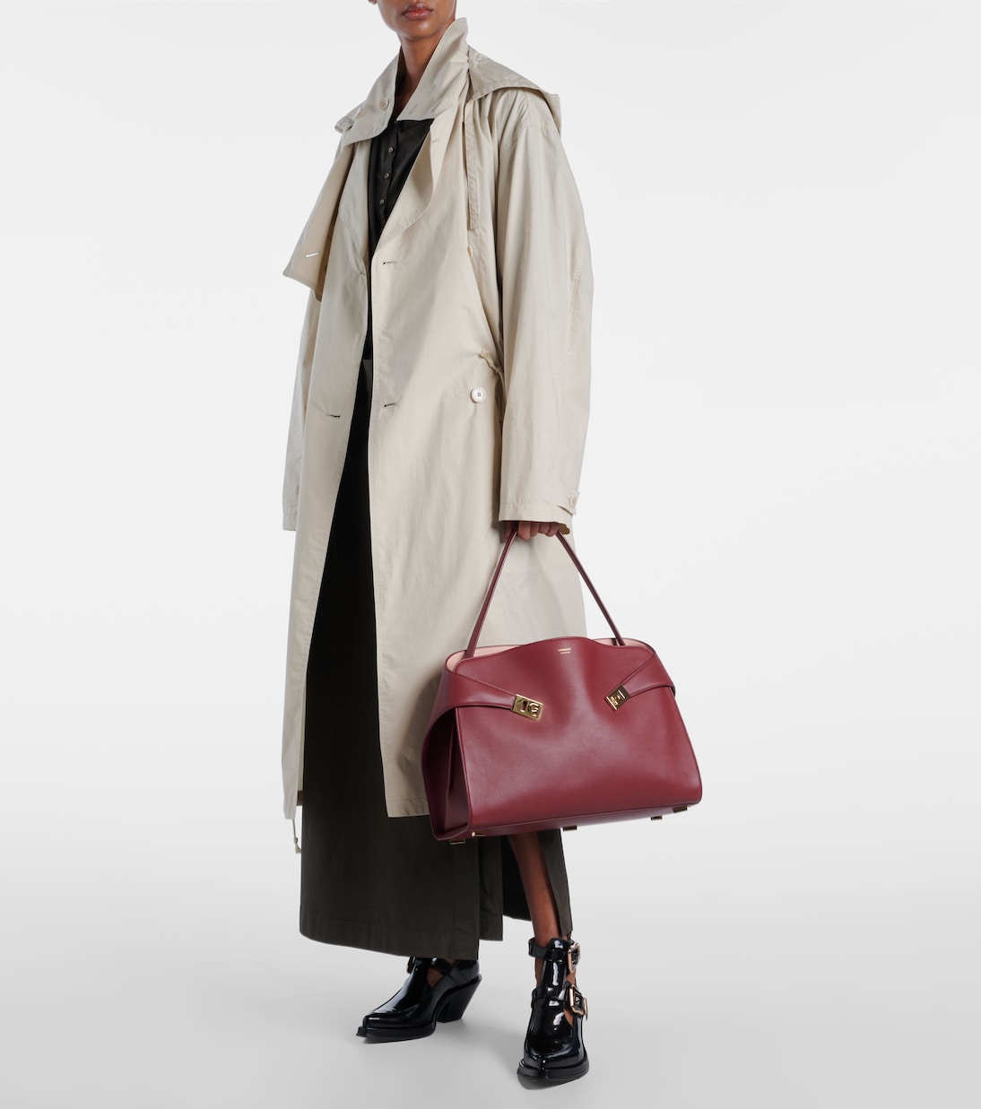 Hug Large leather shoulder bag | Ferragamo