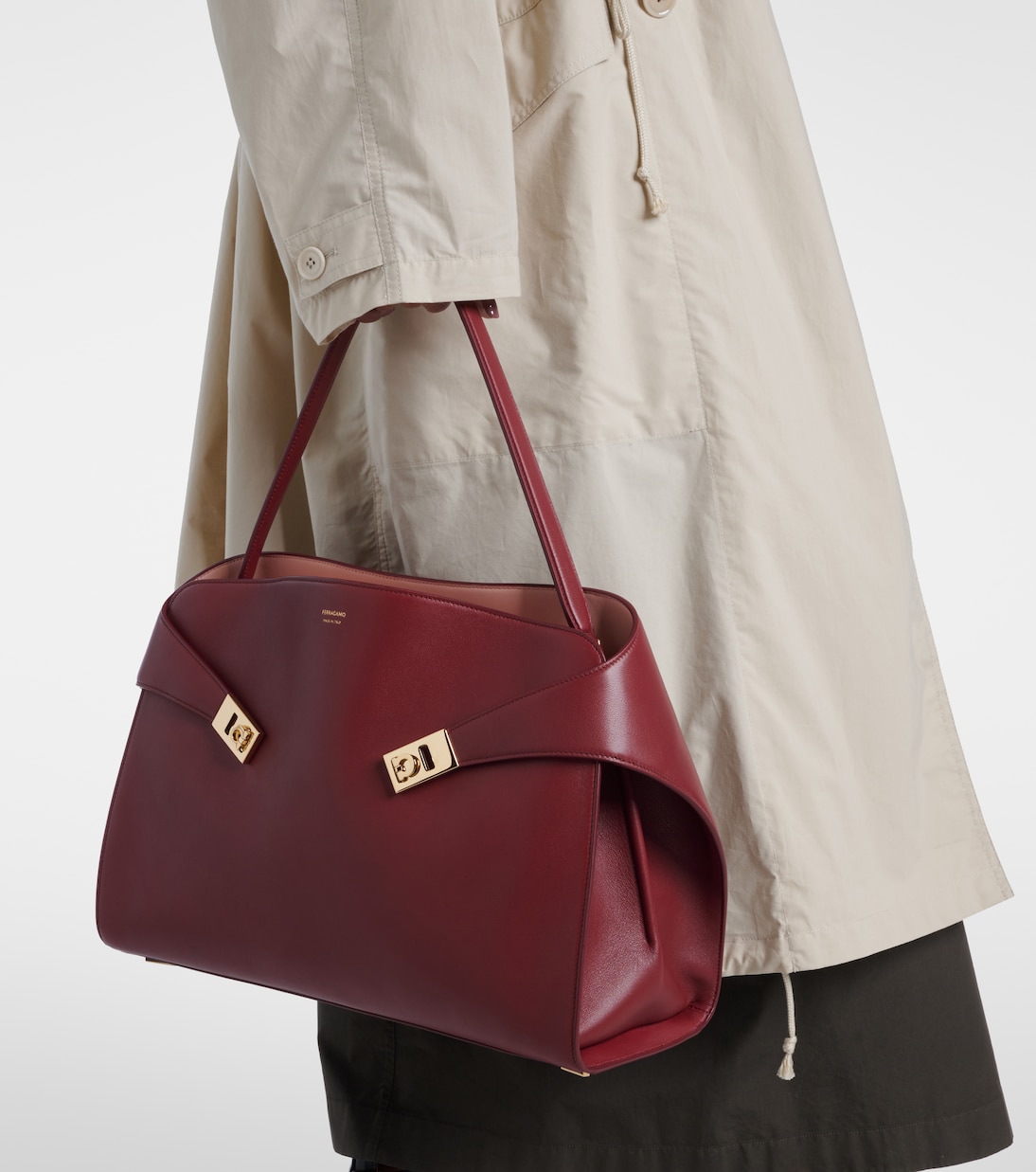 Hug Large leather shoulder bag | Ferragamo