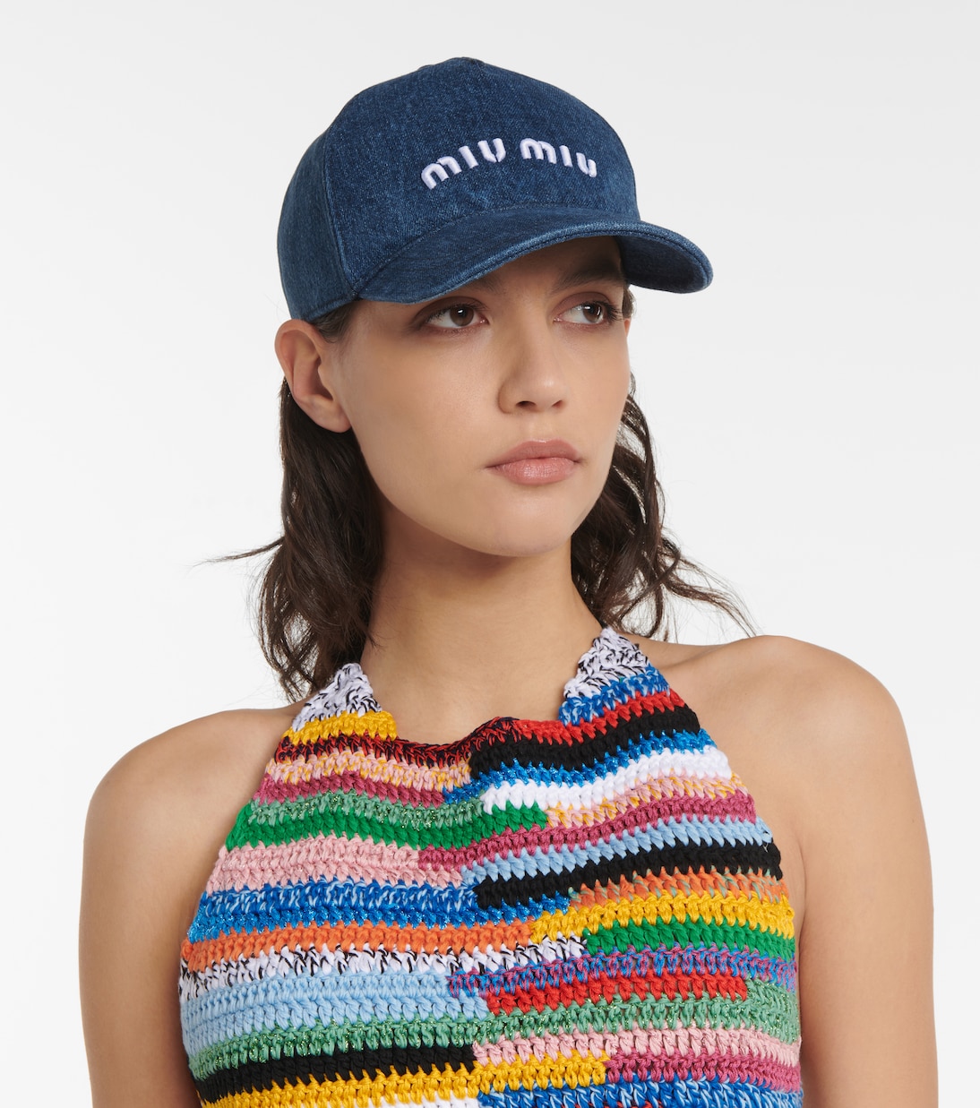Berretto in denim MIU MIU con logo, stile giovane e trendy