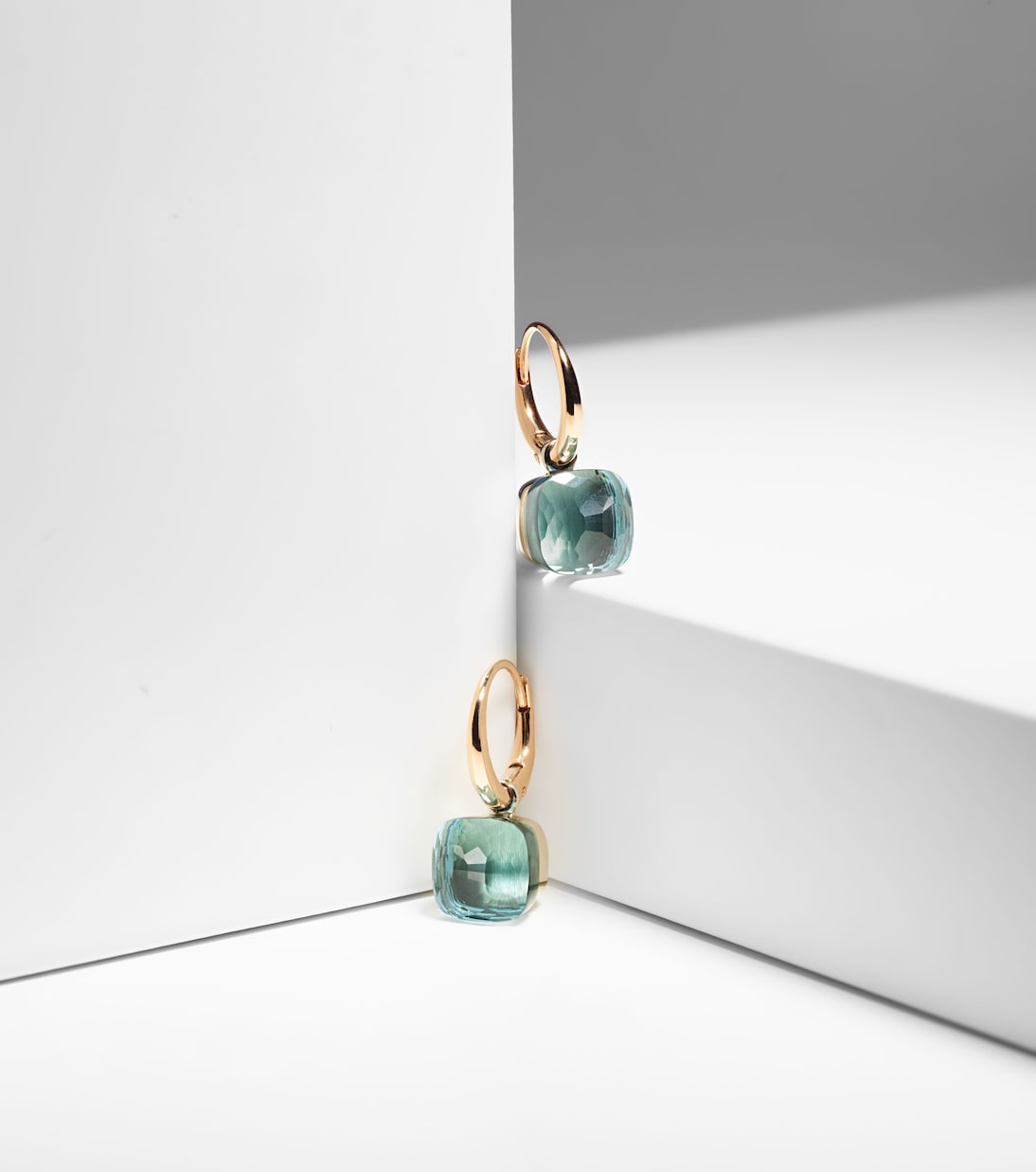 Boucles d’oreilles Nudo Petit en or 18 ct et topazes | Pomellato