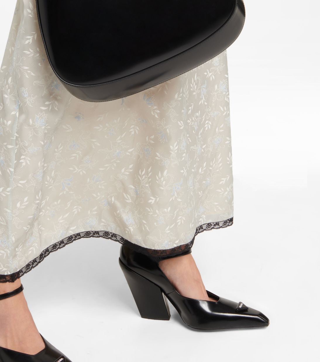 Vestido Maxi Floral con Detalles de Encaje de Prada para Jóvenes Modernos