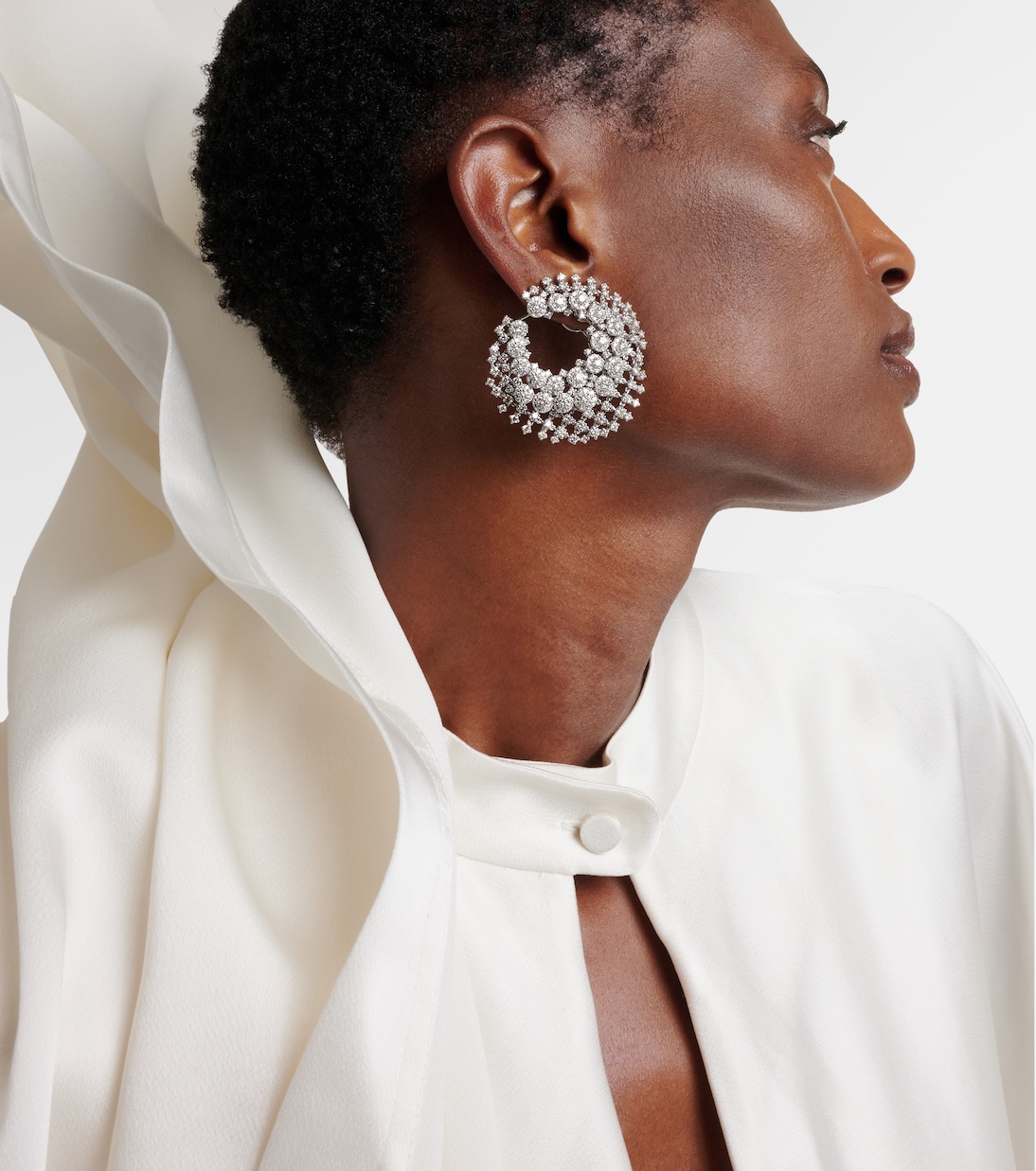 Orecchini a clip in oro bianco 18kt YEPREM con diamanti, design moderno per giovani