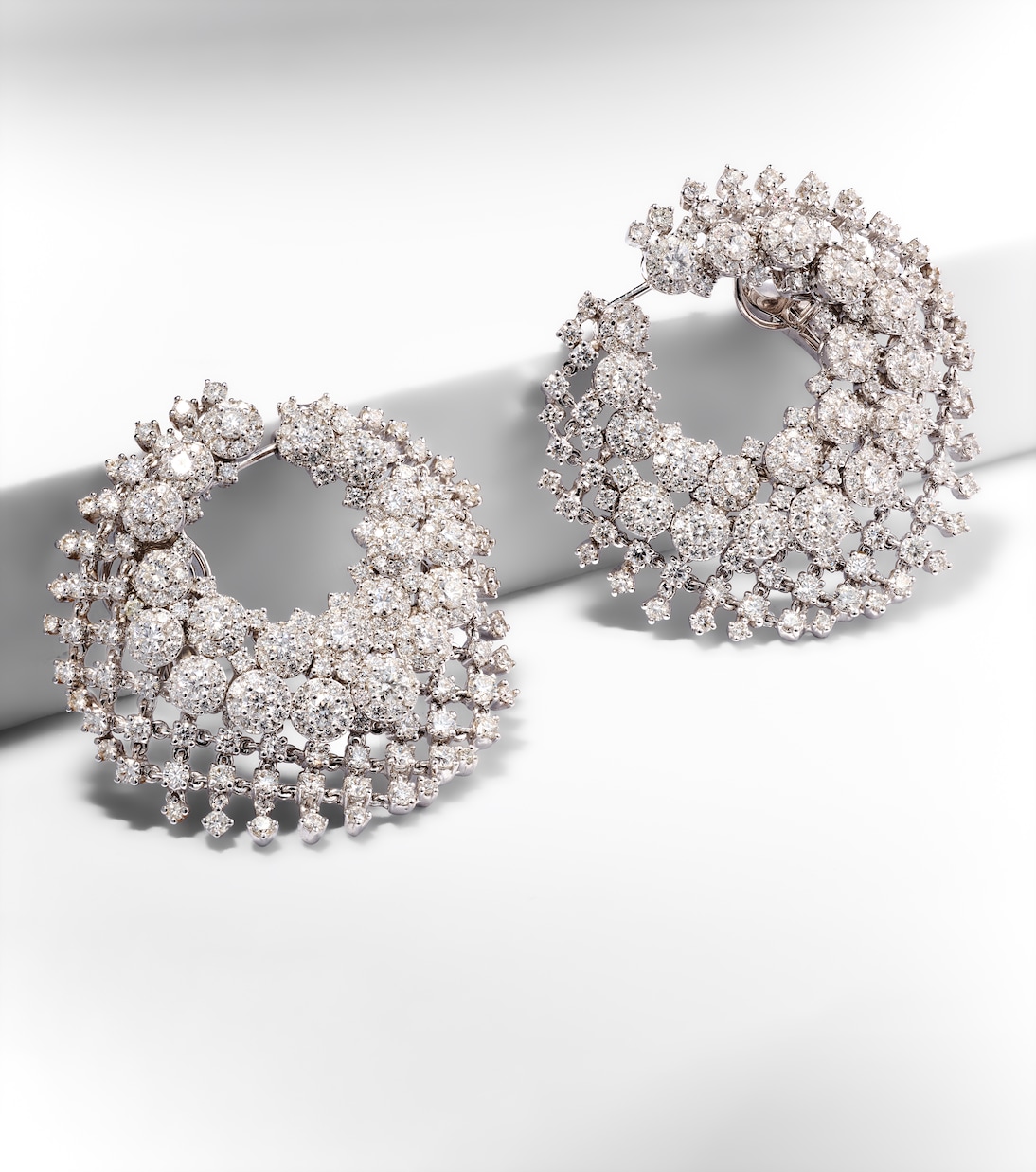 Orecchini a clip in oro bianco 18kt YEPREM con diamanti, design moderno per giovani