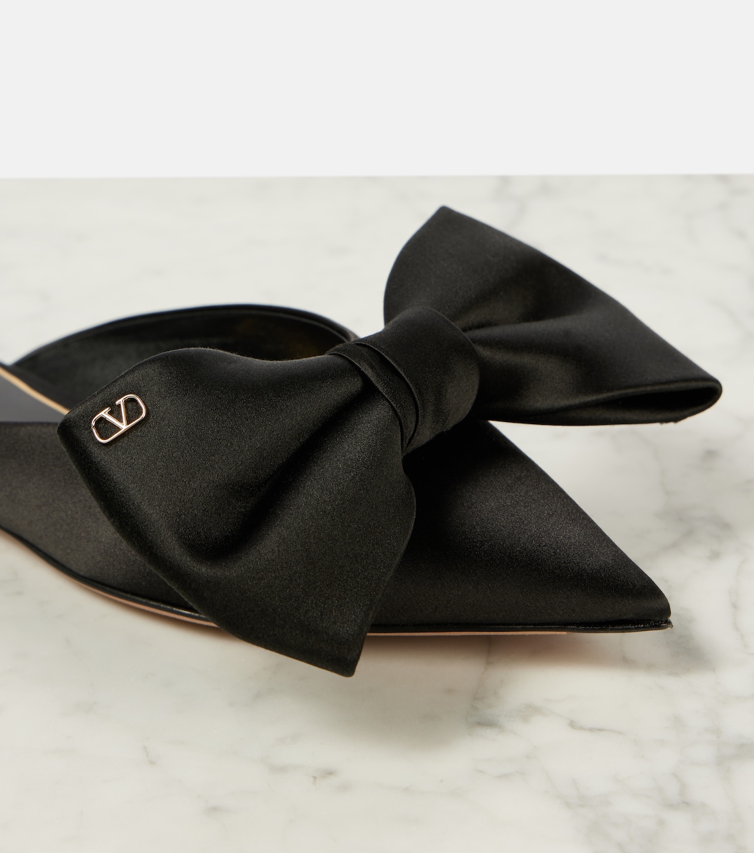 ميولز من الساتان Un Château Bow | Valentino Garavani