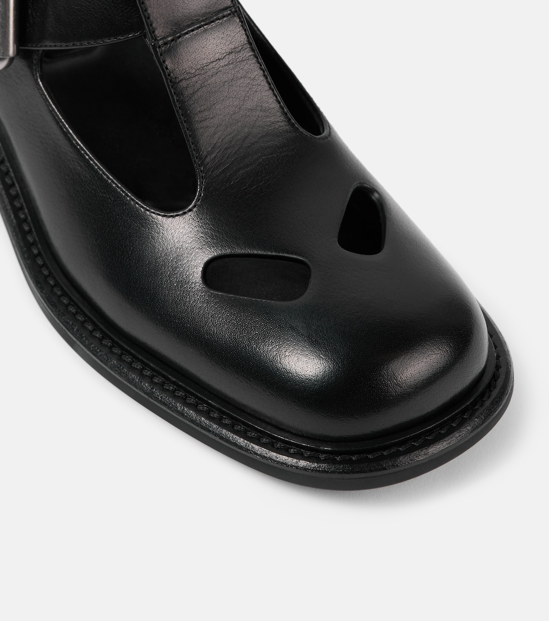 Scarpe in pelle con cut-out | Miu Miu