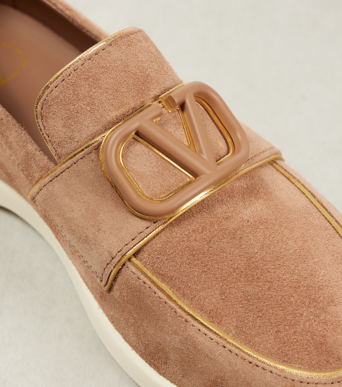 Scarpe in suede Valentino Garavani: Stile Giovanile e Comfort Moderno