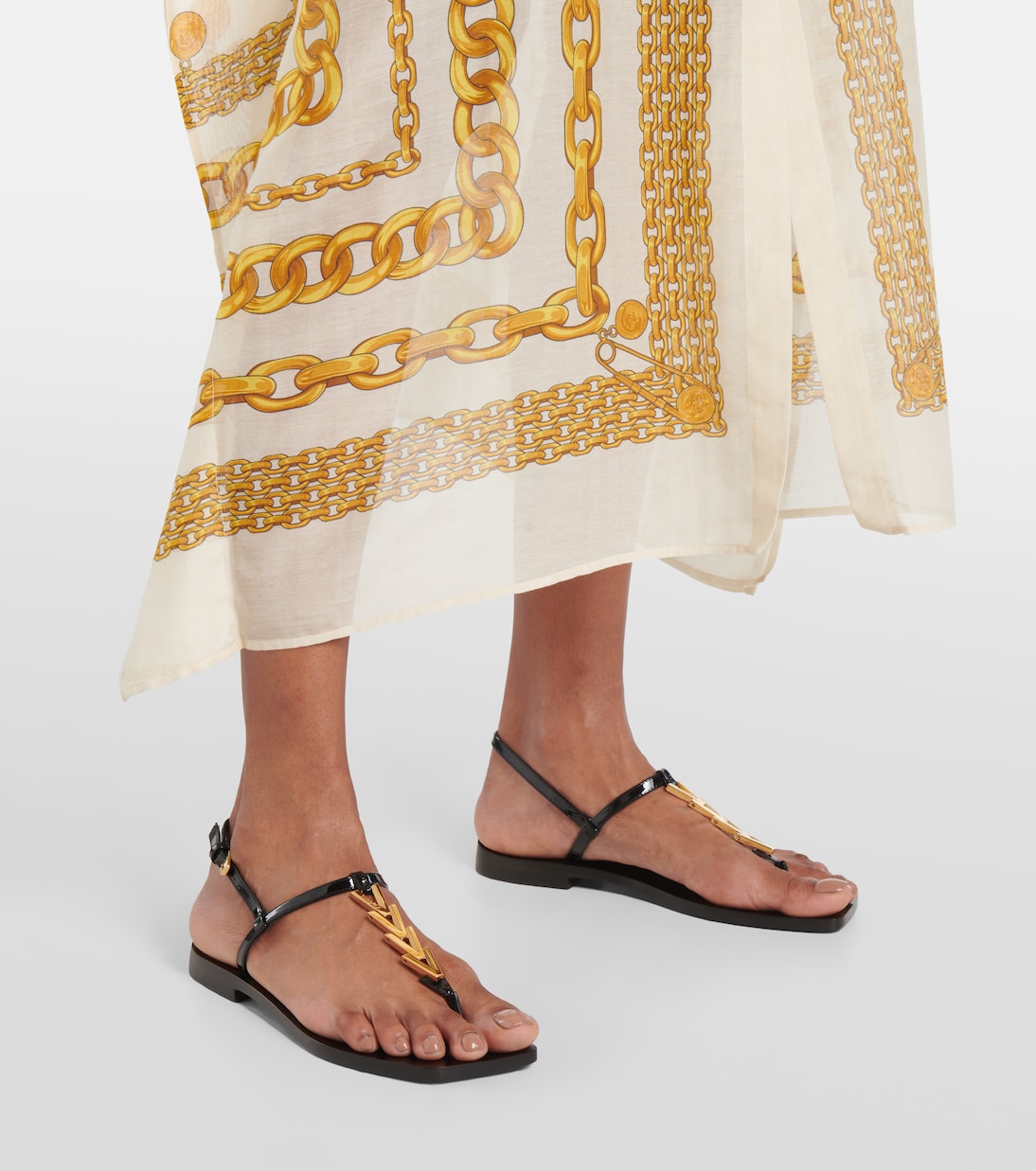 Sandali con cinturino in pelle e catena V2025 by Versace