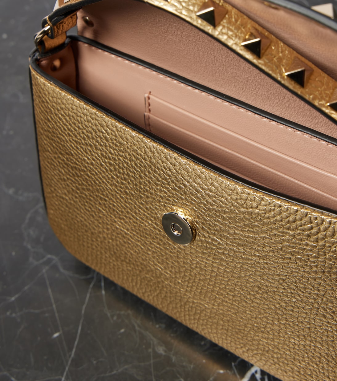 Schultertasche Rockstud Mini aus Metallic-Leder | Valentino Garavani