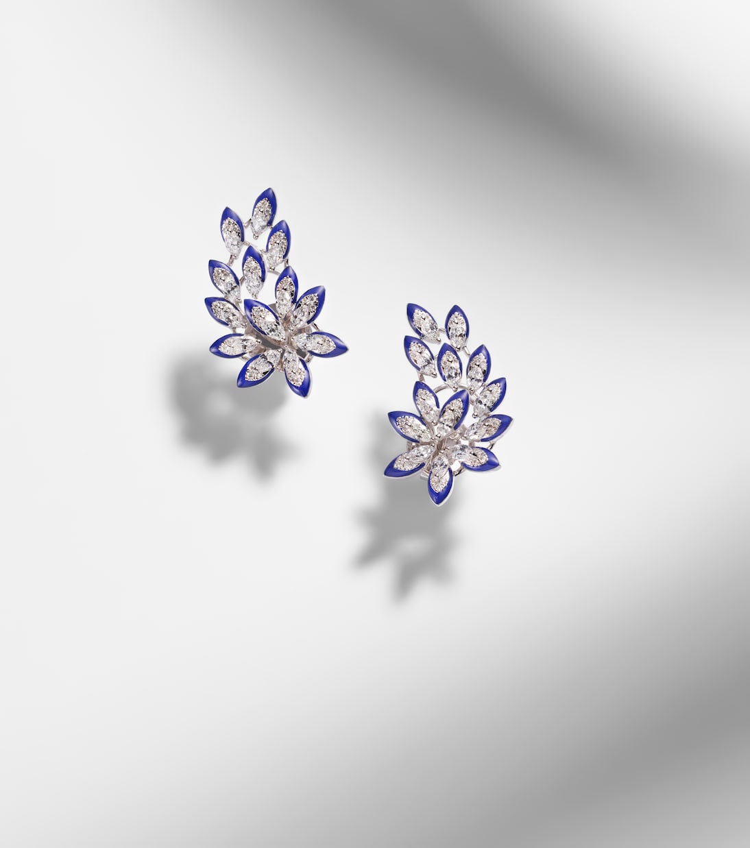 Ohrringe Petal aus 18kt Weißgold mit Emaille und Diamanten | Kamyen