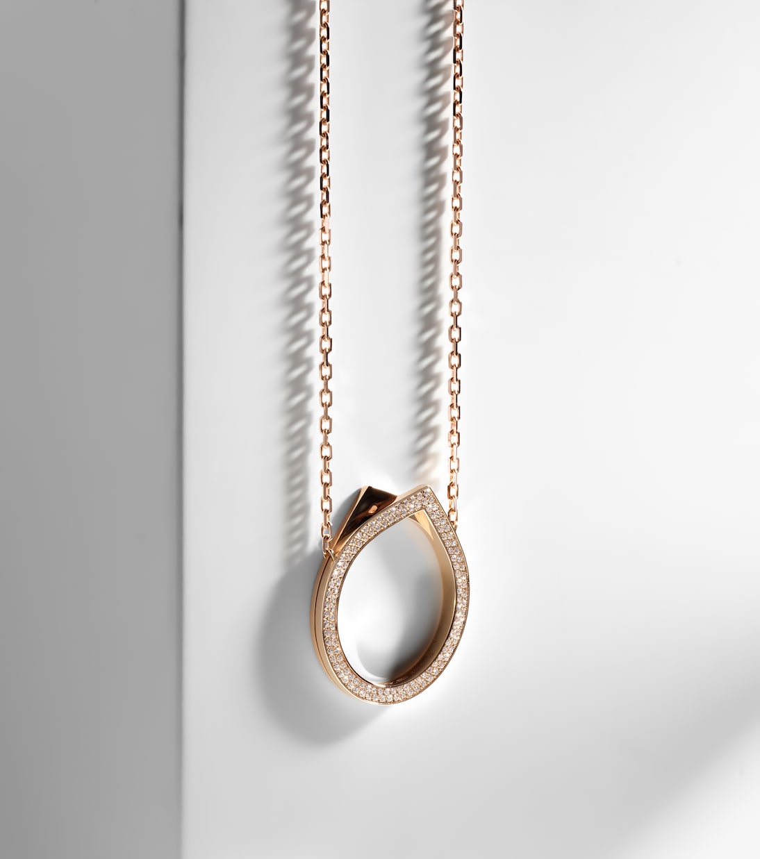 Gioiello in oro rosa 18kt REPOSSI Antifer con diamanti, design moderno per giovani