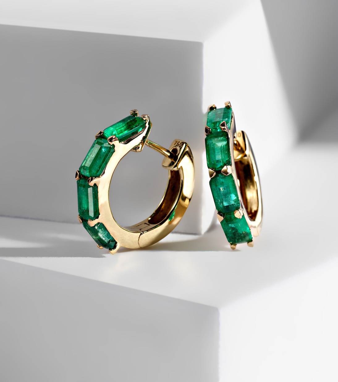 Orecchini in oro 18kt con smeraldi, gioielli eleganti per giovani