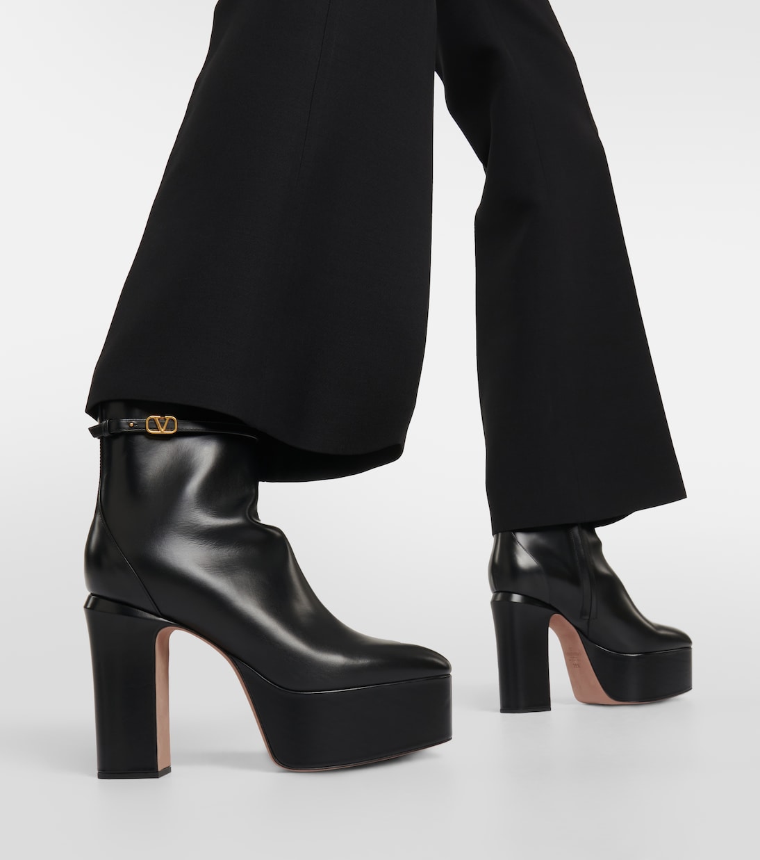 VLogo leather ankle boots | Valentino Garavani