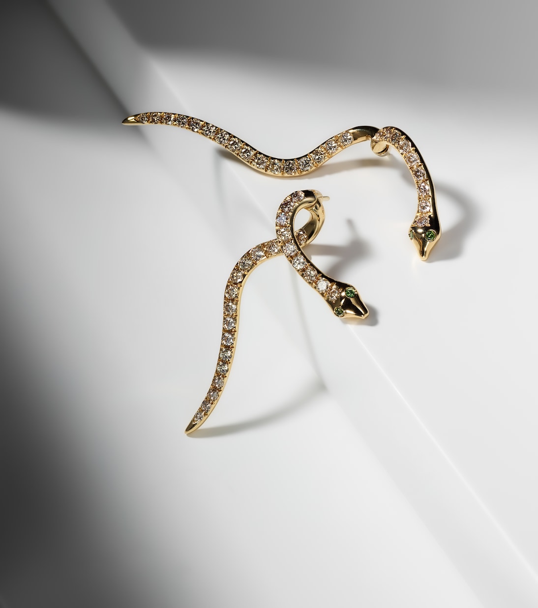 Orecchini in oro 18kt Boa di Ileana Makri con diamanti, gioielli eleganti per giovani
