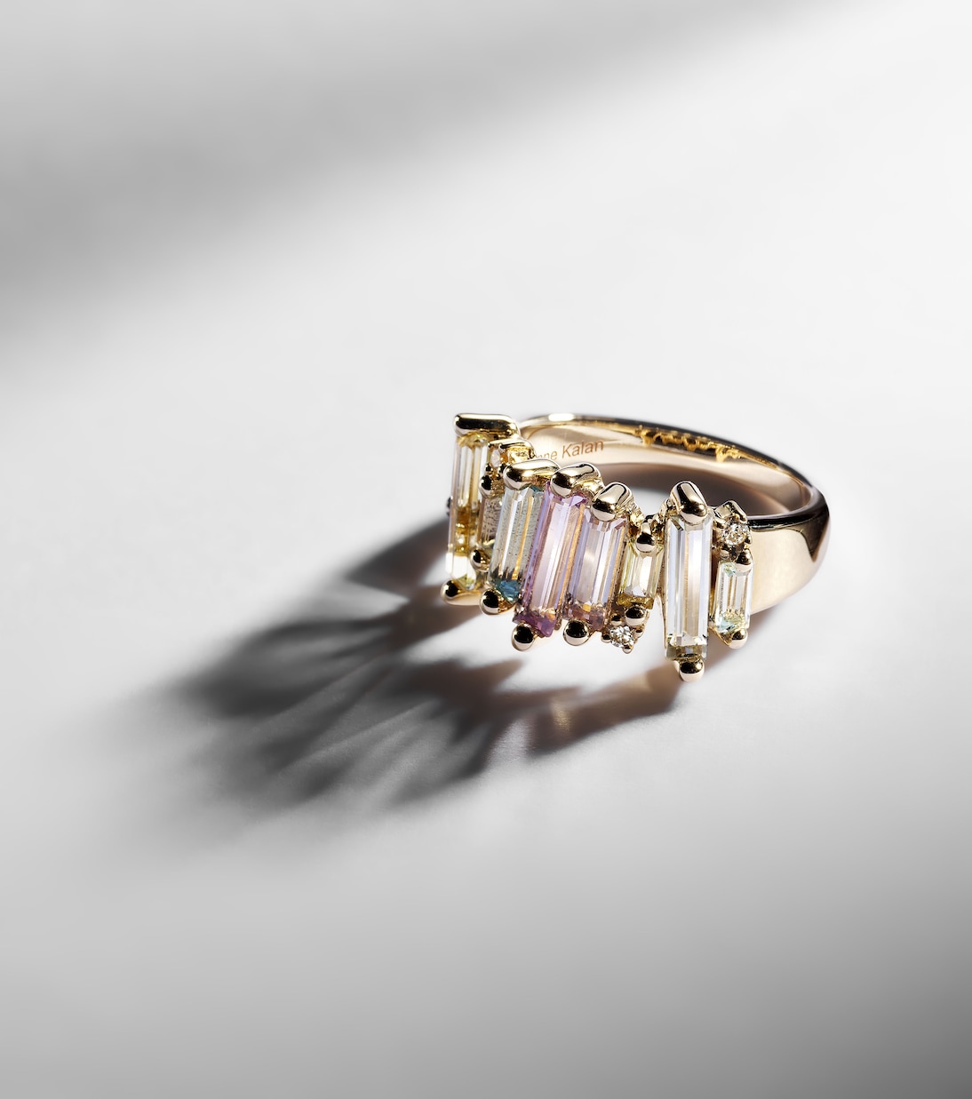 Anello arcobaleno pastello in oro 14kt con diamanti, design moderno per giovani trendsetter