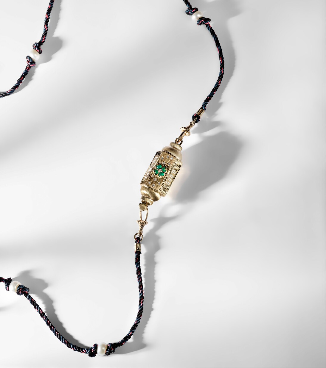 Collana con ciondolo in oro 14kt MARIE LICHTENBERG, dettagli diamanti e onice per uno stile giovane e raffinato
