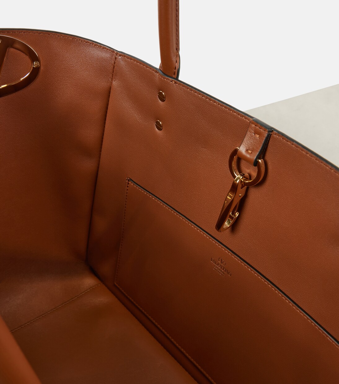 【関税込み】Valentino Garavani 'VLogo Side' shopping bag VLogo Side leather shopper in brown - Valentino Garavani