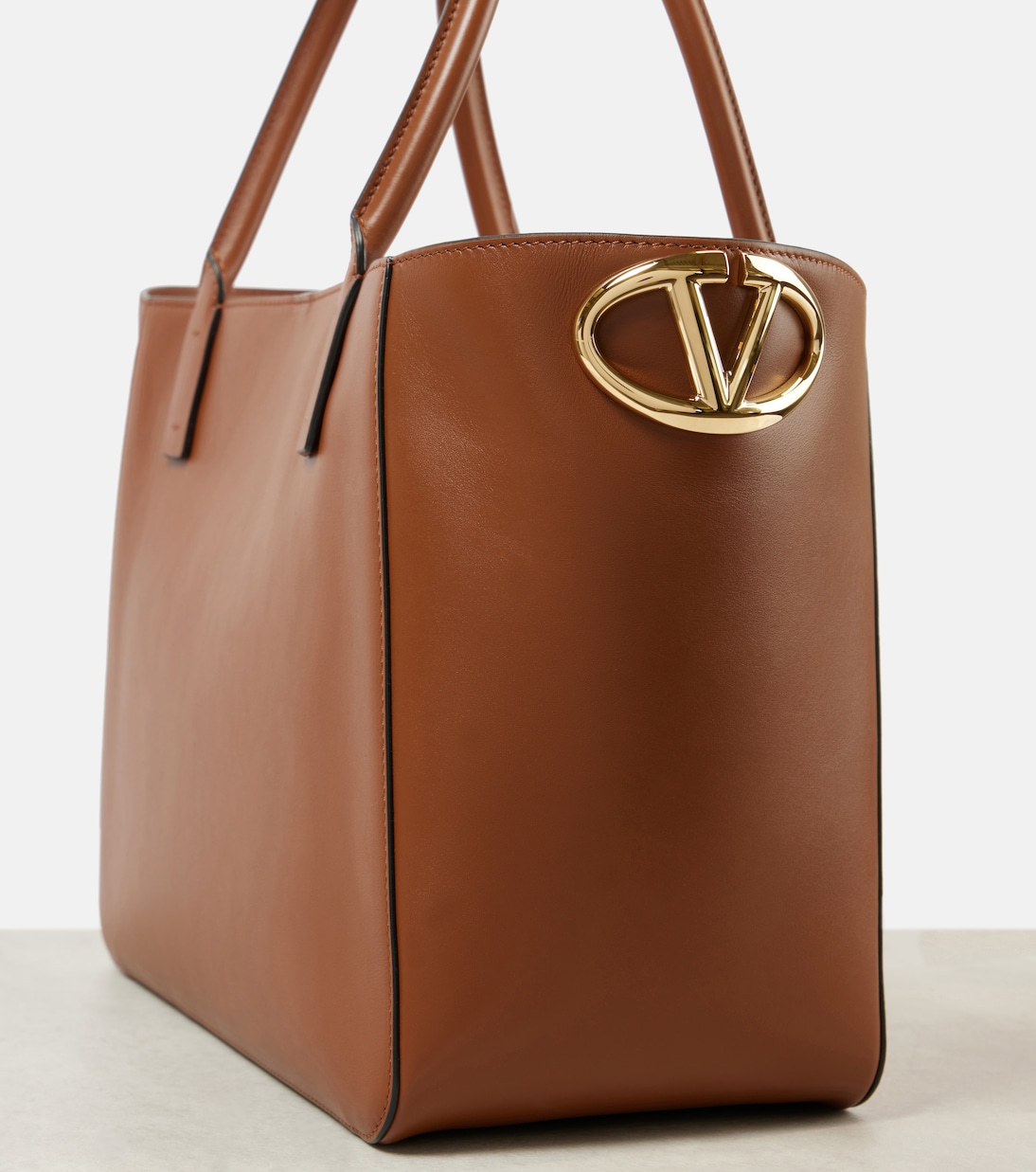 トートバッグ Valentino Garavani Vlogo Side Shopping Bag VLogo Side leather shopper in brown - Valentino Garavani